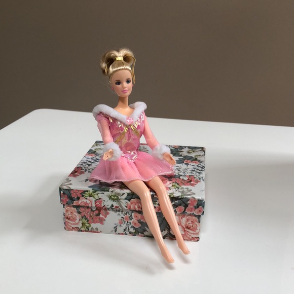 ⭐️Host Pick⭐️ - Jewel Skating Barbie - Picture 10 of 11